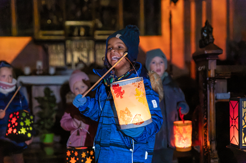 Martin ist der erste christliche Heilige, der als Nicht-Märtyrer zur Ehre der Altäre erhoben wurde. In der Tradition steht der heilige Martin von Tours für Frieden und Solidarität mit Randgruppen. Er ist der Patron der Bettler, der Geächteten, Kriegs